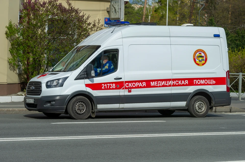 "Порше" и скорая не поделили дорогу перед съездом на КАД во Всеволожске.