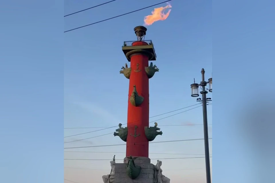 Ростральные колонны зажглись в Петербурге вечером 17 мая.