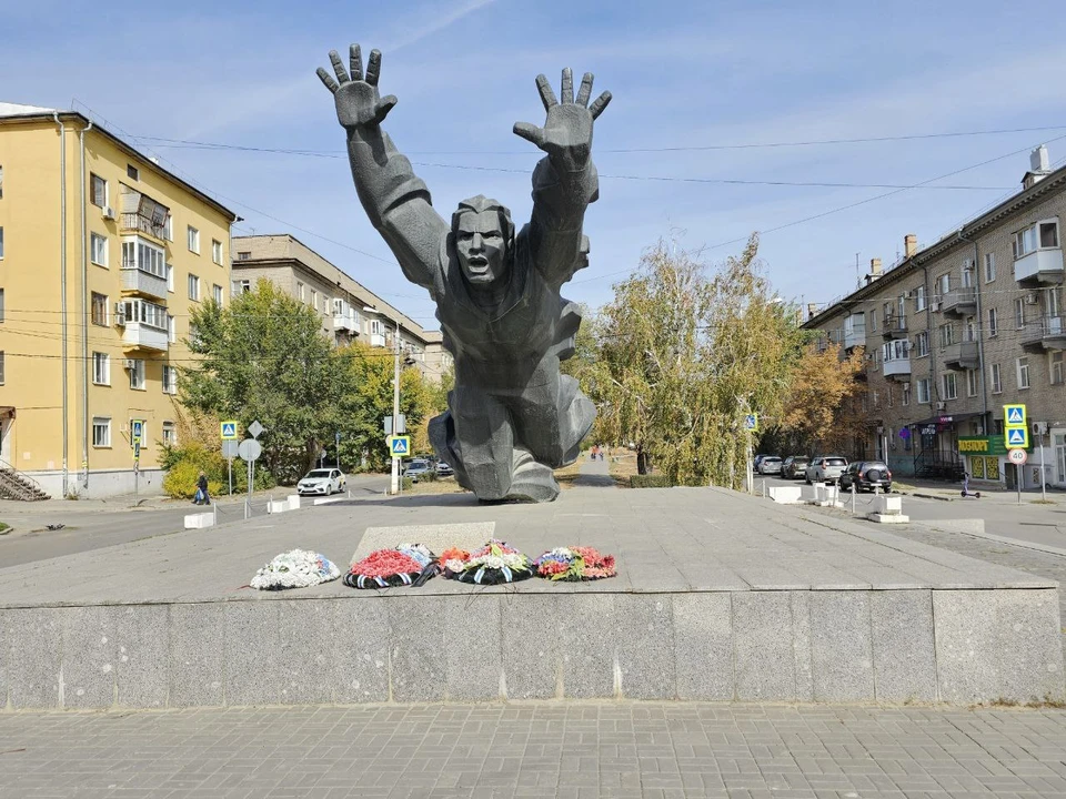 Памятник и все вокруг приведут в порядок к осени