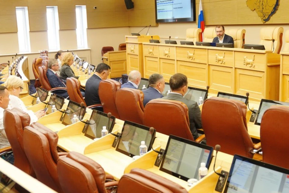 Предварительно спикер регионального парламента обсудил предстоящую сессию на совещании с председателями и заместителями председателей комитетов и комиссий.