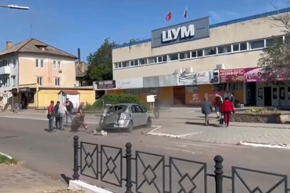Дроны прилетели по машинам у каховского "ЦУМа". Фото: тг-канал Павла Филипчука