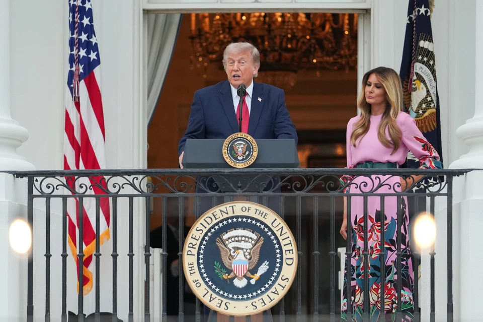 Президент США Дональд Трамп на балконе Белого дома.