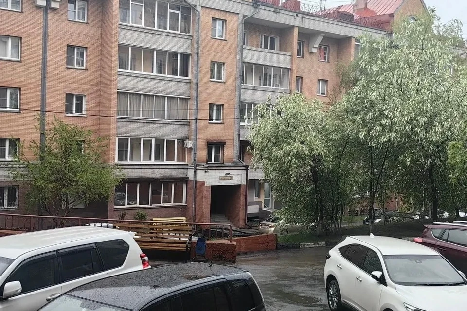 На дорогах огромные лужи, через которые и перепрыгнуть не сразу получится.