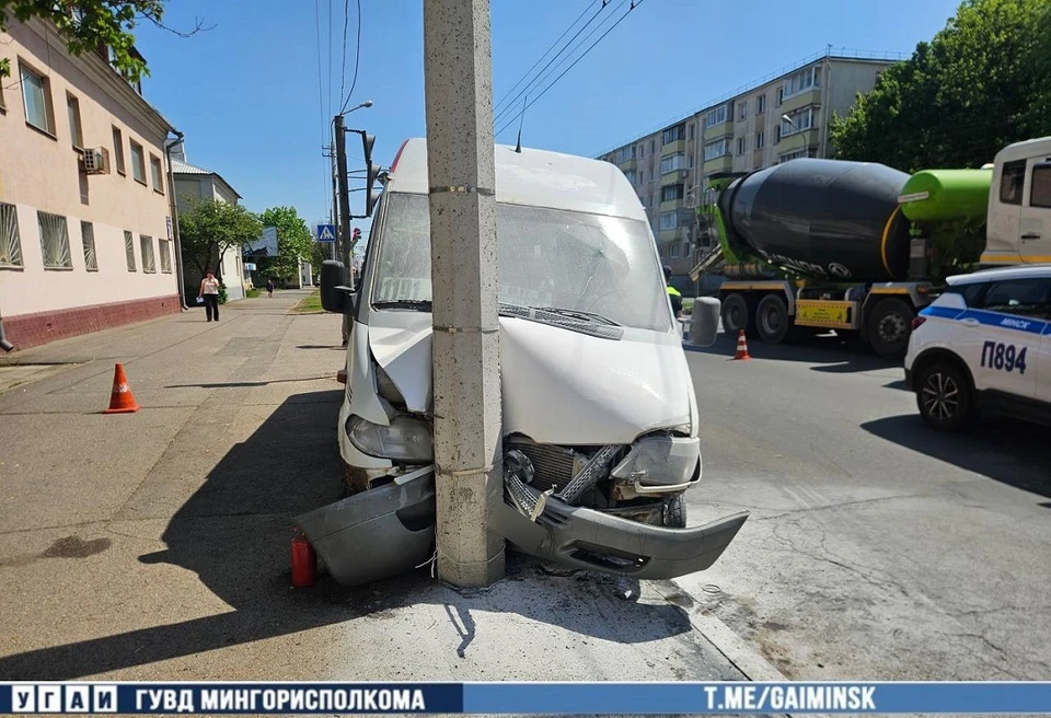 Пять пассажиров пострадали в жестком ДТП с маршруткой в Минске. Фото: УГАИ ГУВД Мингорисполкома.