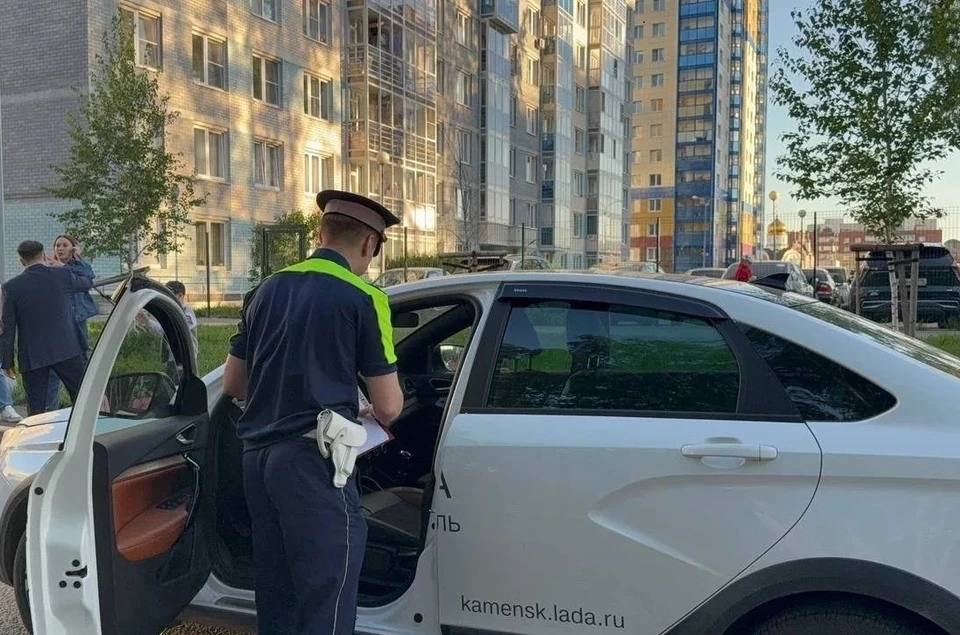 Мальчик выбежал из-за припаркованного автомобиля, из-за чего водитель его не увидела. Фото: Госавтоинспекция Екатеринбурга