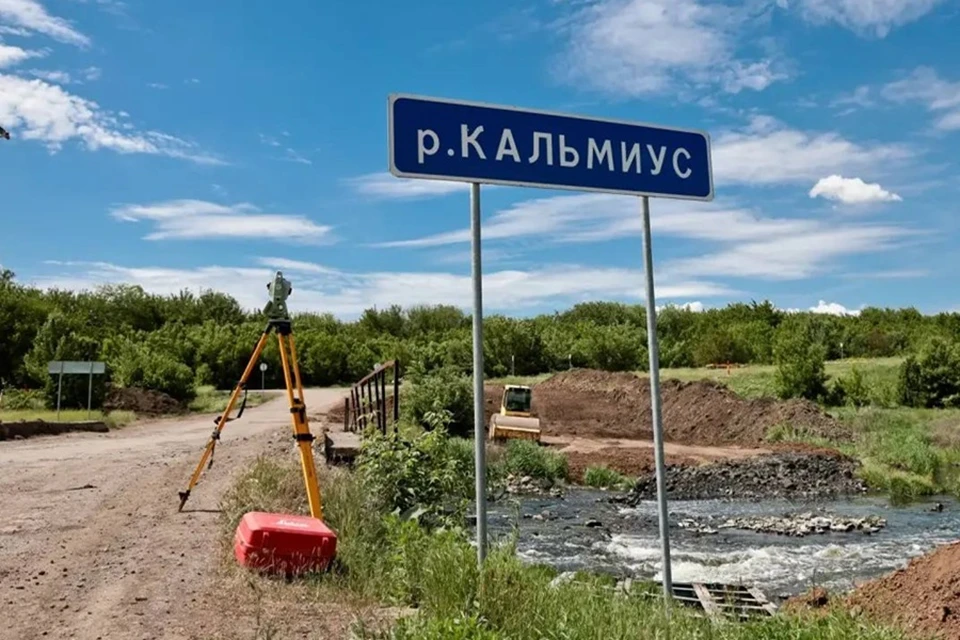 У поселка Менчугово в ДНР приступили к капремонту моста через реку Кальмиус. Фото: «Служба автомобильных дорог Донбасса»