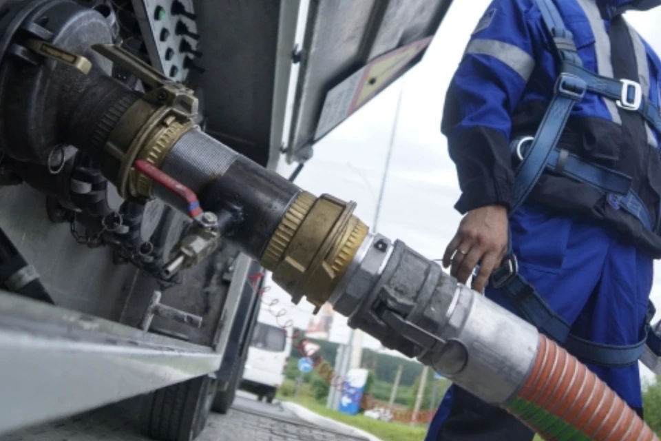 Завод может перерабатывать до 1,8 тысяч тонн нефти ежемесячно.