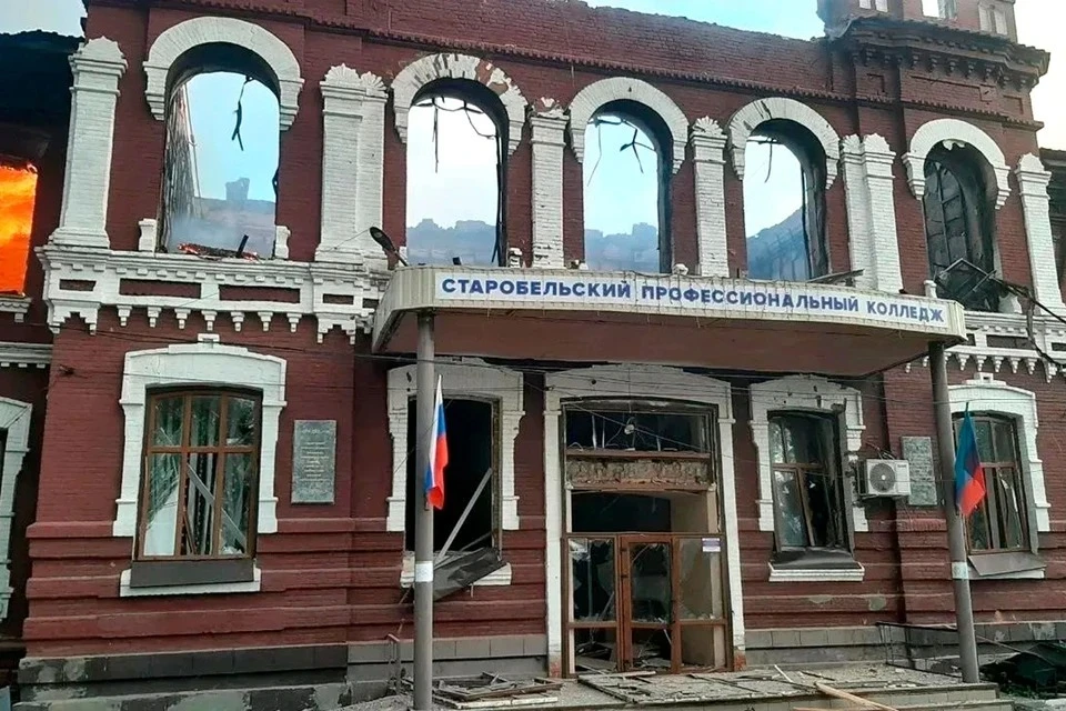 KP.RU публикует фото стихийного мемориала в ЛНР в память о погибших в колледже Фото: Леонид Пасечник @ МАКС