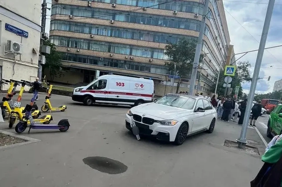 Водитель BMW потерял управление и сбил двух студентов МИРЭА в Москве. Фото: студенческие чаты Москвы