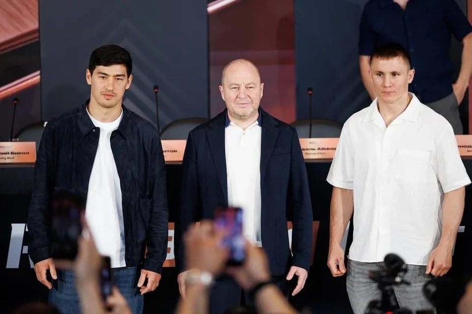 Дмитрий Бивол (слева), промоутер Герман Титов (в центре), претендент на титул чемпиона мира IBF Михаэль Айферт. Фото: RCC