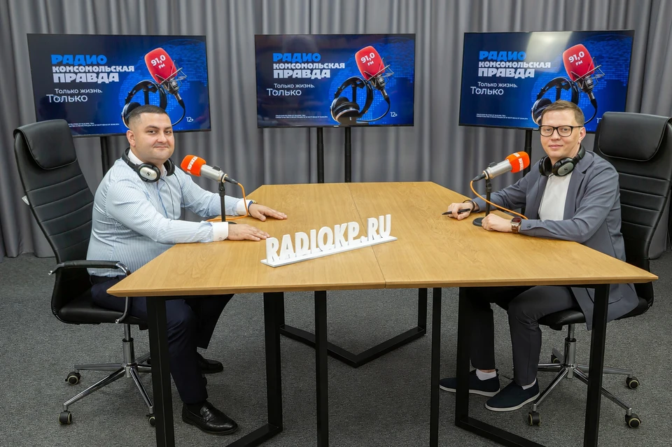Артем Кислица (слева) ответил на вопросы журналиста Дмитрия Михеева и слушателей радио «КП»-Кубань. Фото: «КП»