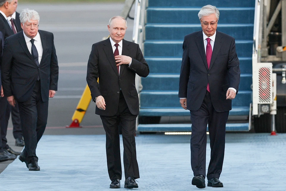Путина в Казахстане у трапа самолета встретил Токаев