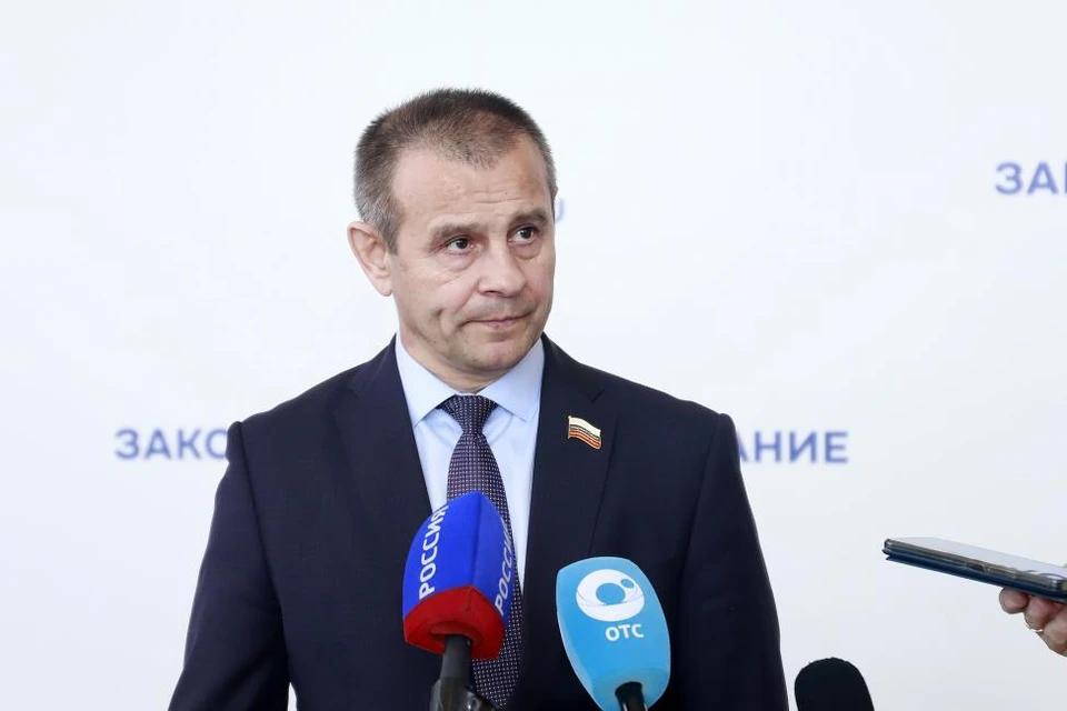 Председатель комитета по государственной политике, законодательству и местному самоуправлению Законодательного собрания Новосибирской области Игорь Умербаев. Фото: Юрий ХОМИЧ