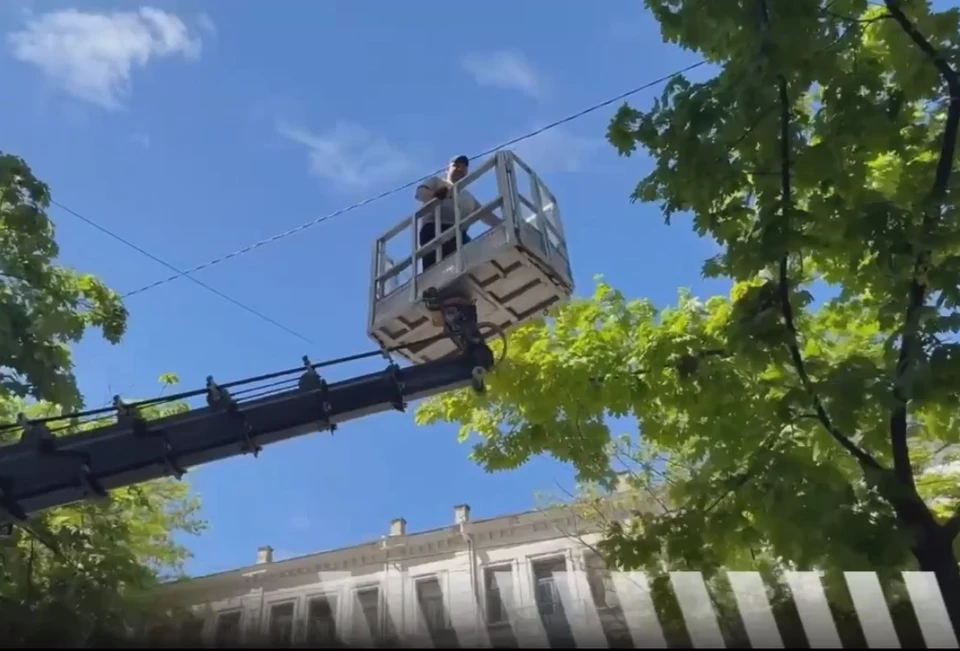 В процессе работы используется автовышка. Фото: sev.gov.ru