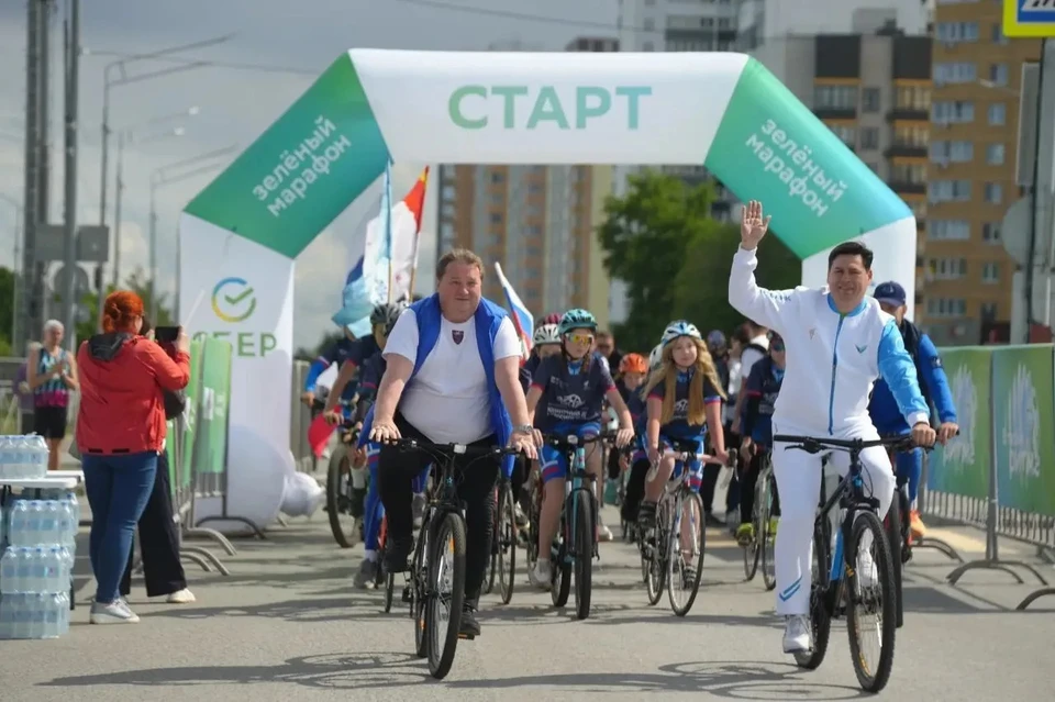 Глава города тоже сел на велосипед