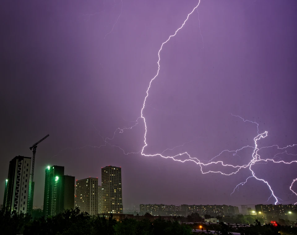В непогоду МЧС Прикамья советует держаться подальше от деревьев, линий электропередач и шатких конструкций