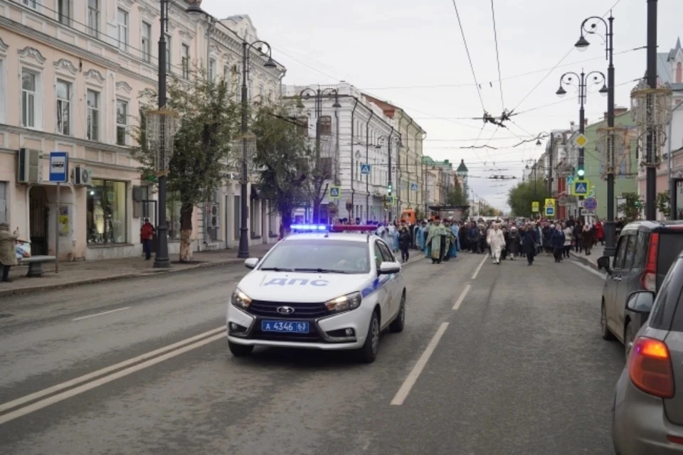 Паломники возвращаются в город после долгого пути.
