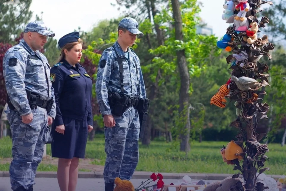 В Донецке судебные приставы почтили память детей у «Аллеи Ангелов». Фото: ГУФССП России по ДНР