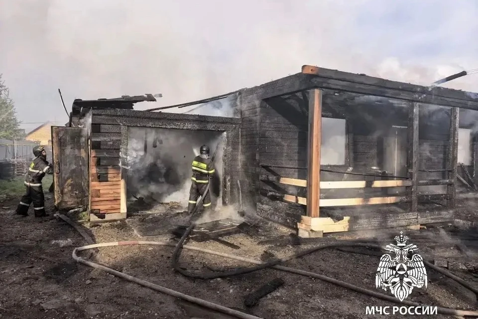К приезду пожарных пламя уже охватило гараж, дом и стоявший рядом автомобиль.