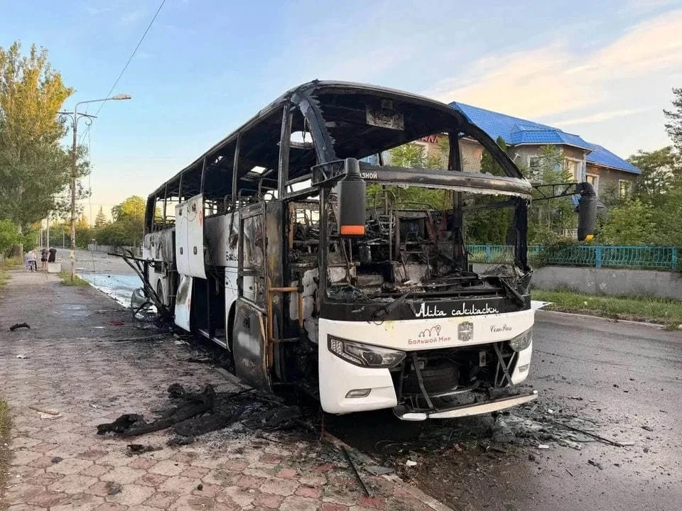 ВСУ ранним утром 3 июня 2026 года атаковали рейсовый автобус в Енакиево. Фото: Штаб обороны ДНР