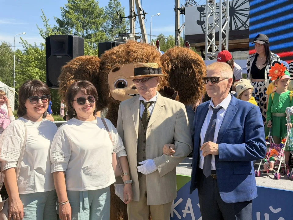 Среди тысяч гостей были совсем одинаковые лица