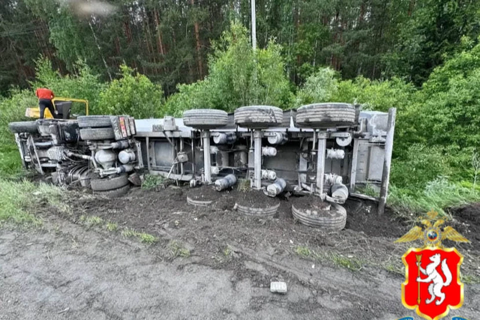 От удара фура опрокинулась. Фото: Госавтоинспекция Свердловской области