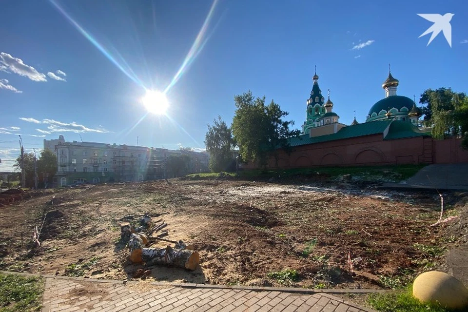 На площади у Троицкого собора в Ижевске вырубили деревья под «карманный» парк. Фото: Елизавета Четверикова
