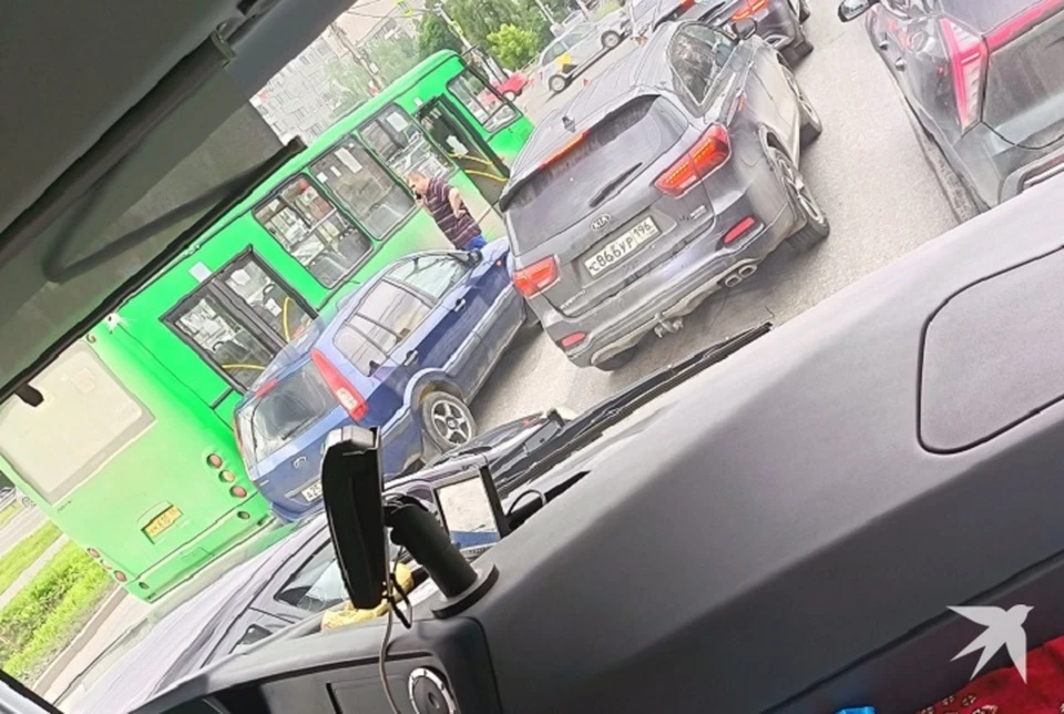 В Екатеринбурге пассажирский автобус попал в ДТП с легковушками
