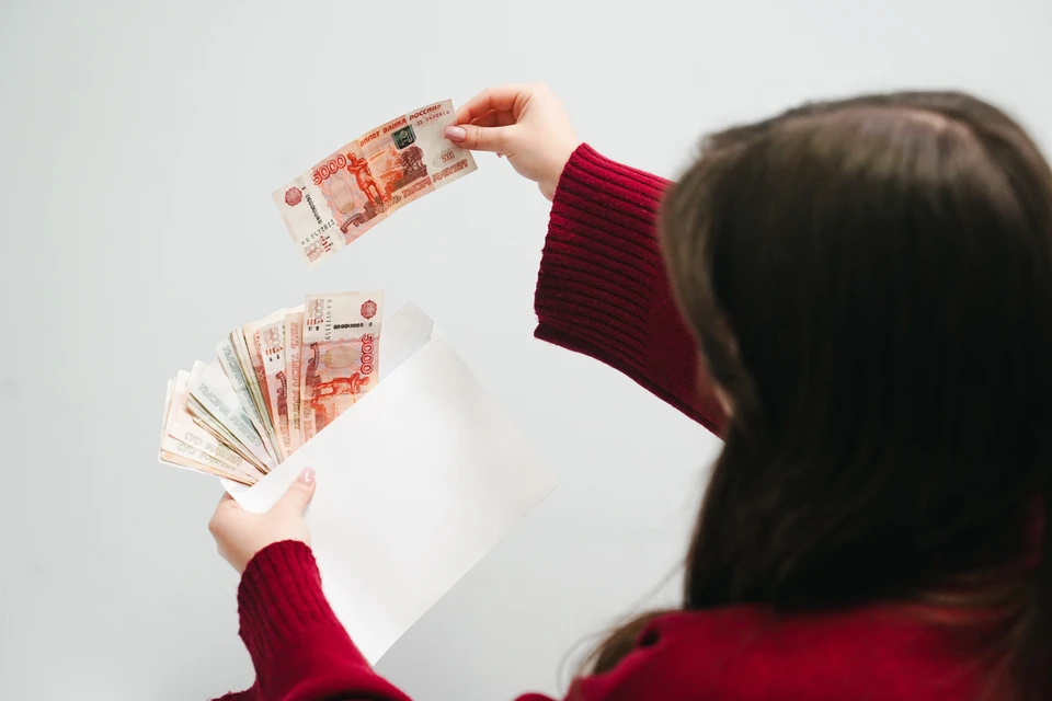 Росстат: средние зарплаты за год выросли на 25% в финансовой и страховой сферах
