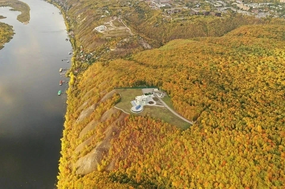 В 2025 году суд признал постройку незаконной и постановил снести.