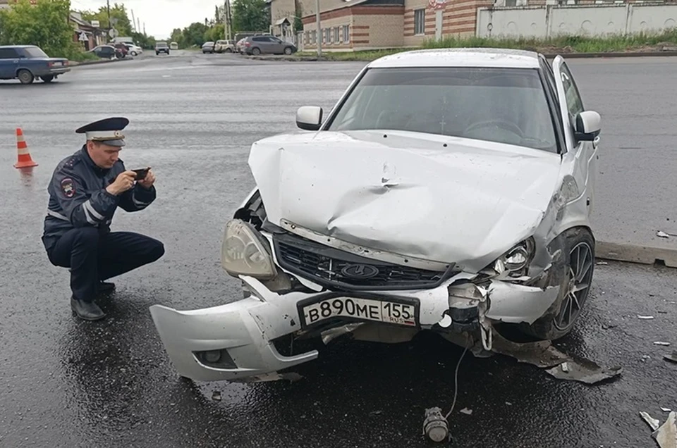 Mazda врезалась в Lada Priora, пострадали три человека. Фото: Госавтоинспекция Свердловской области