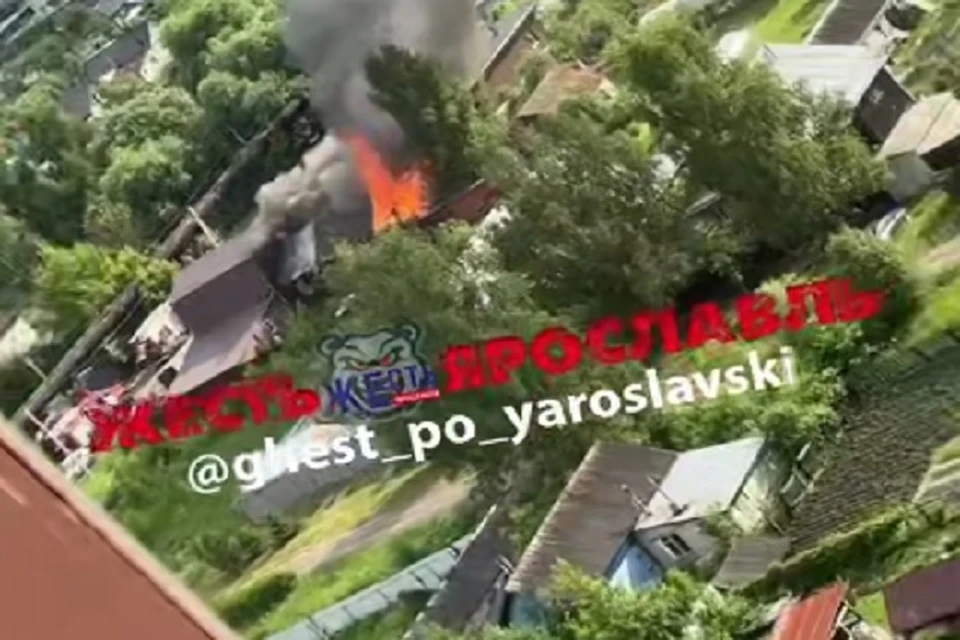 Дом полностью охвачен огнем. Фото: телеграм-канал Жесть Ярославль