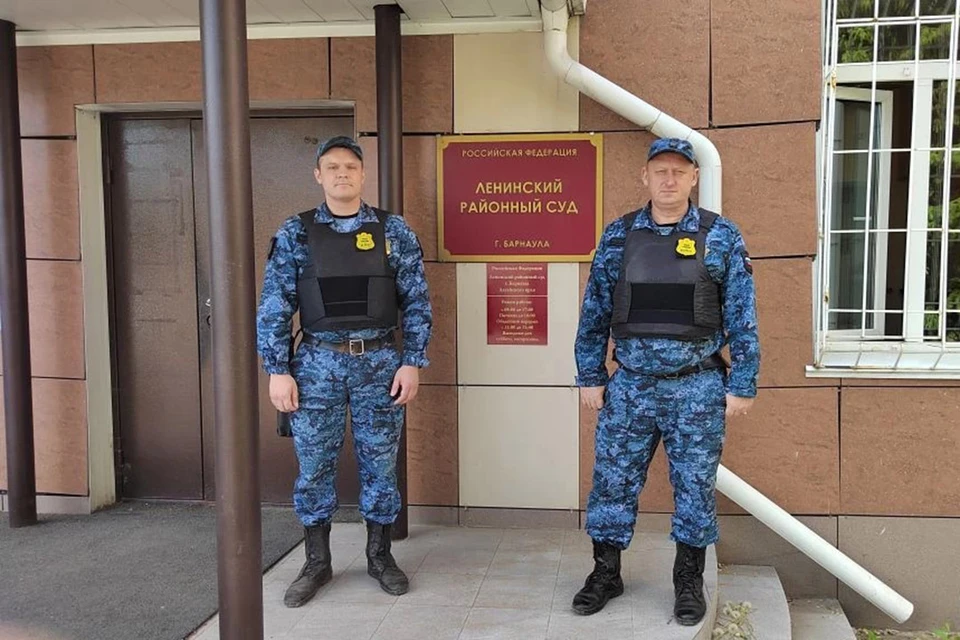 Приставы смогли вовремя эвакуировать людей и потушить пожар