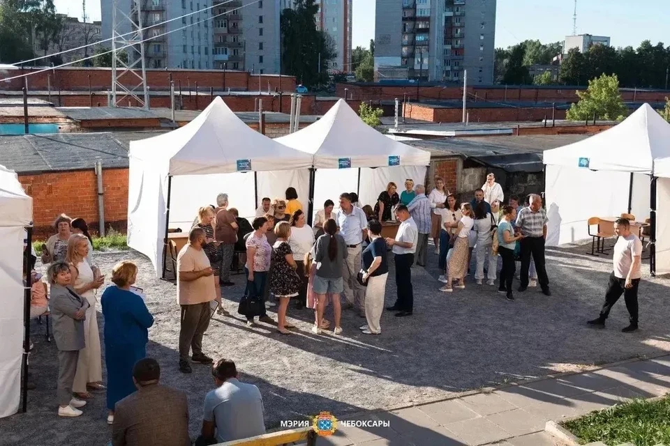 Встречу с жителями организовали прямо во дворе дома. Фото: канал мэра г. Чебоксары