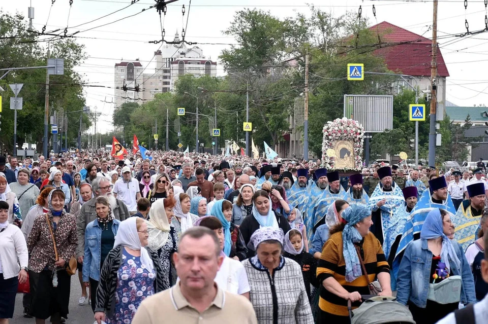 После завершения службы и водосвятного молебна верующие вместе с духовенством вышли на улицы областного центра