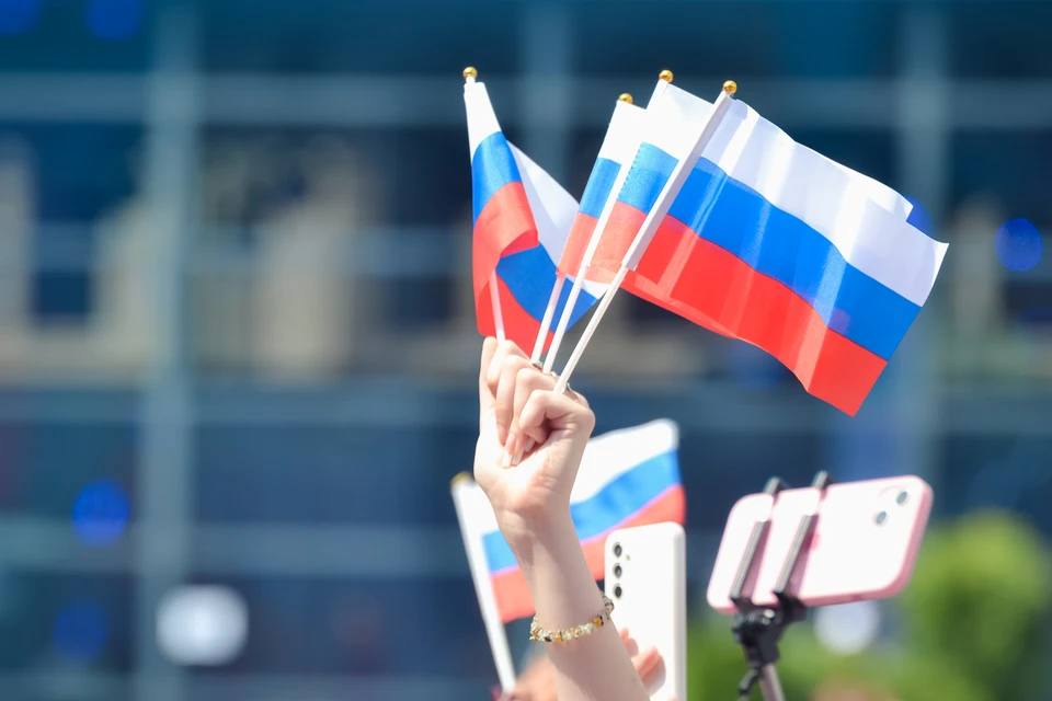 Жители региона посетили концерты и экскурсии, получили ленты в цветах российского триколора.