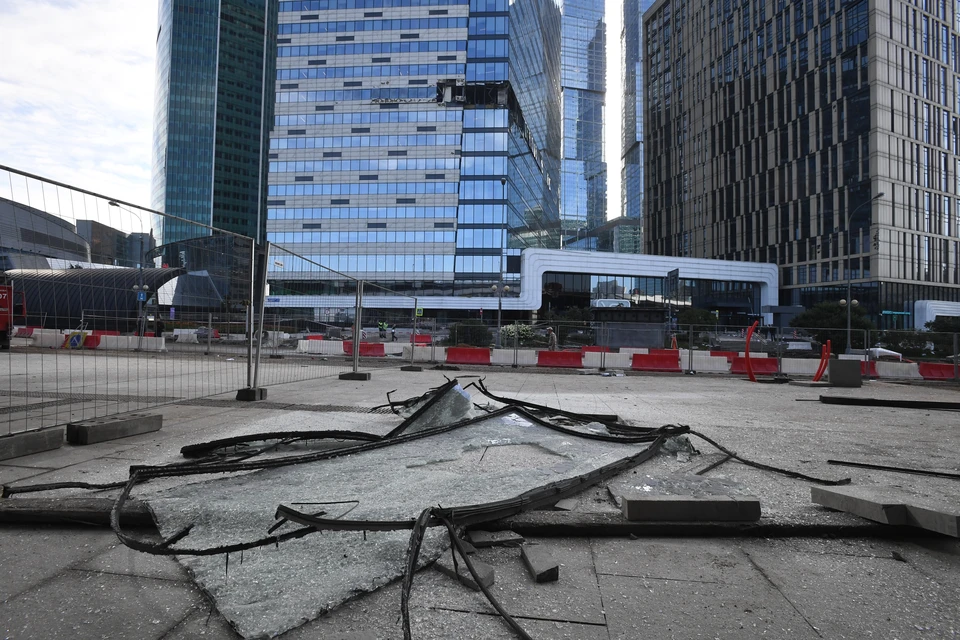 Возле Ворошиловского моста в Ростове разбилось остекление лифта.
