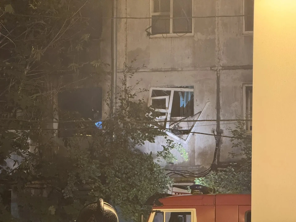 В нескольких квартирах выбило окна из-за хлопка бытового газа.