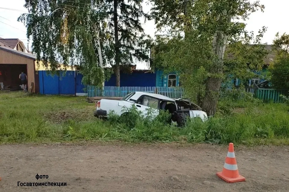 В Зиме водитель без прав слетел с дороги и врезался в дерево.