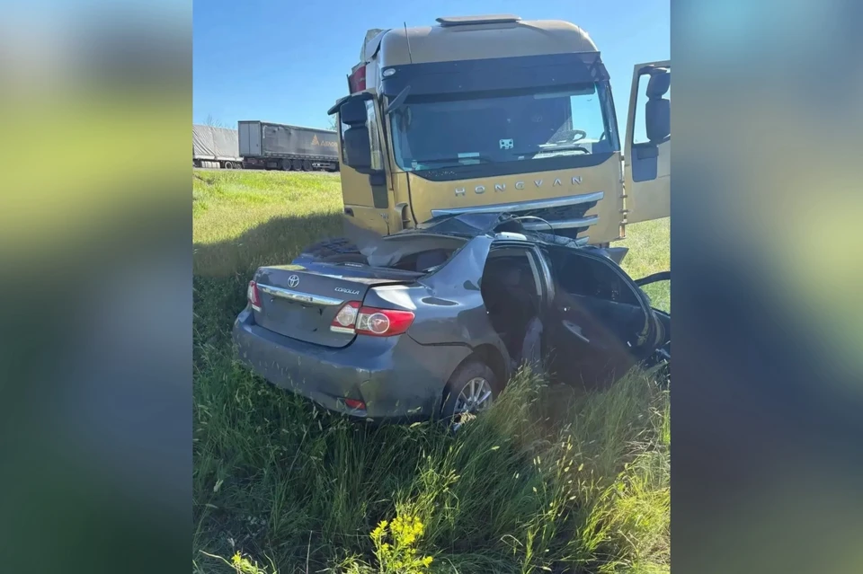 Сотрудники службы извлекли пострадавших из поврежденных машин Фото: ГКУ СО «Центр по делам ГО, ПБ и ЧС»
