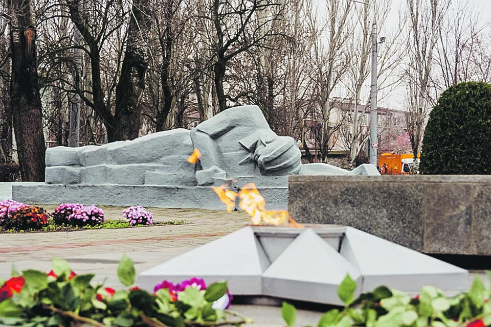 Памятники «Скорбящая мать» и «Спящие воины» входят в мемориальный комплекс на Братском кладбище Мелитополя. Администрация Мелитополя