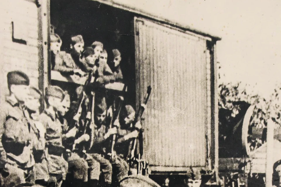 Добровольцы отправляются на фронт. Ворошиловградская область. 1941 год. ГКУ «Госархив ЛНР»