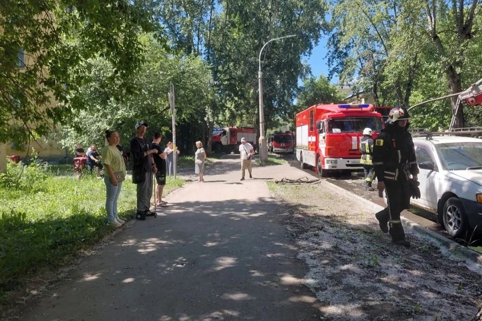 Огонь охватил второй этаж и кровлю трехэтажного здания в Калининском районе