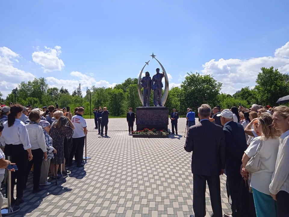 В Ульяновске открыли памятник авиастроителям