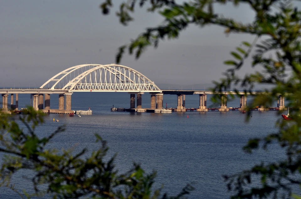 Перед Крымским мостом образовалась длинная пробка.