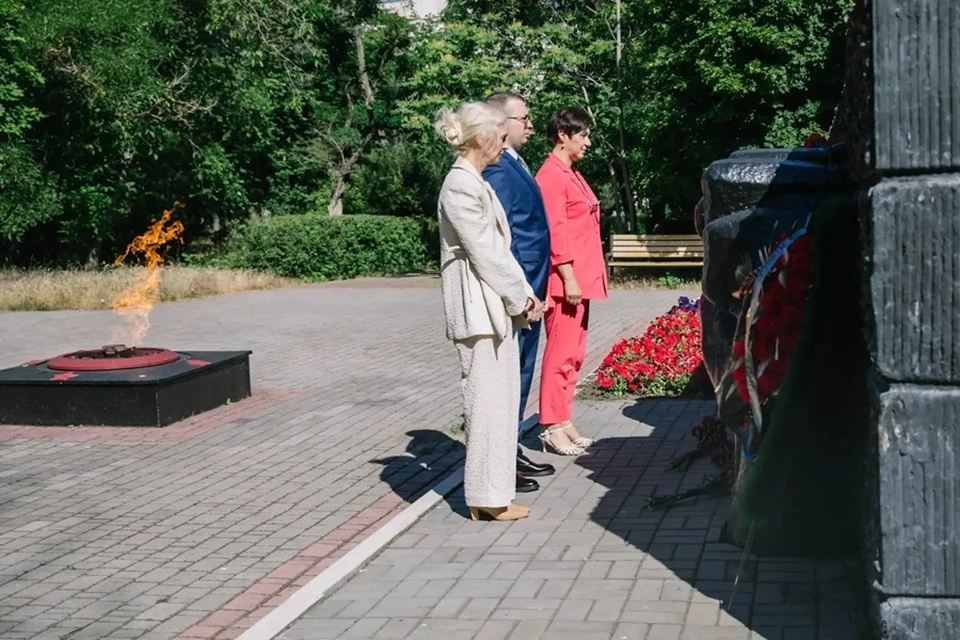 В Мариуполе в День памяти и скорби возложили цветы к мемориалу жертвам фашизма. Фото: МАКС/Кольцов