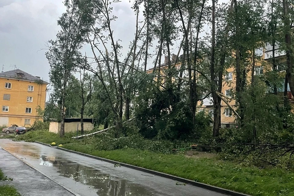 Свердловские энергетики устраняют последствия смерча