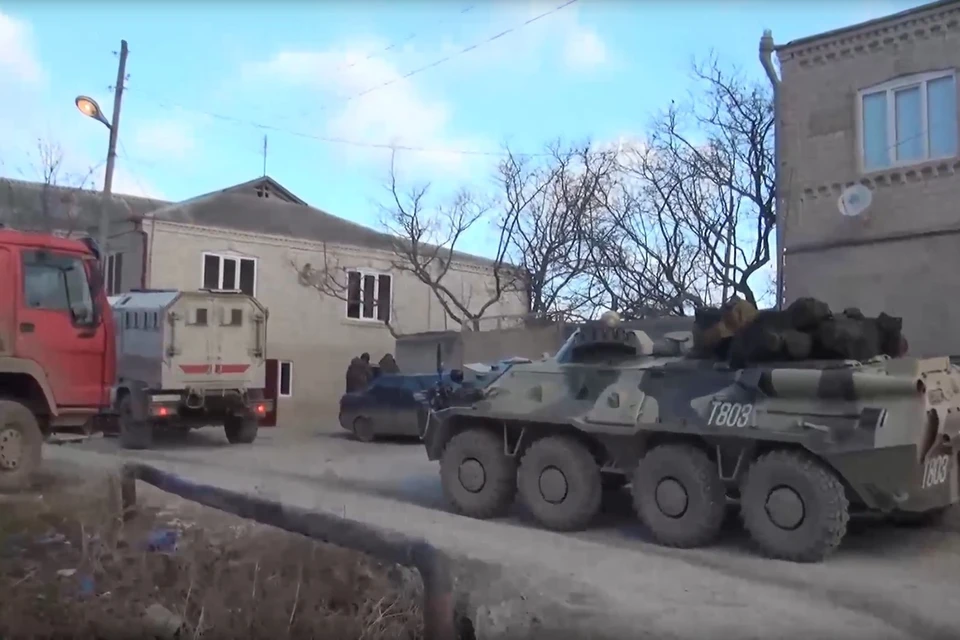 Группа радикалов превратила поселок в Дагестане в собственное «государство». Фото: стоп-кадр видео оперативной съемки УФСБ РД