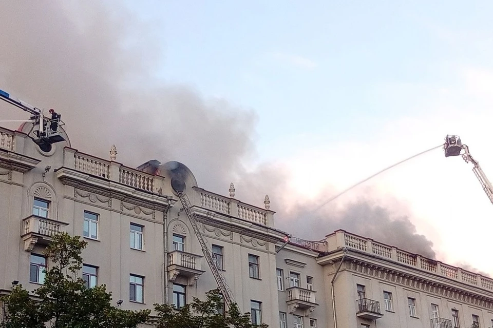 Власти сказали, что будет с жилым домом на улице Ленина в Минске после пожара. Фото: читатель «КП»