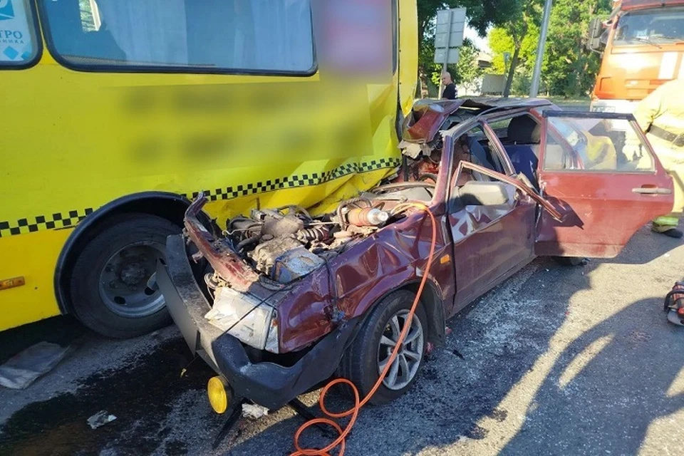 В Мариуполе машина врезалась в автобус, погибли два человека. Фото: МВД ДНР
